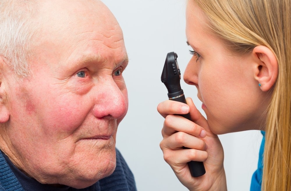Что такое катаракта – почему возникает у пожилых людей?