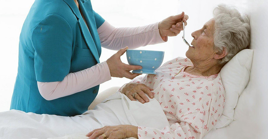 Уход за тяжелобольными пожилыми пациентами: как вернуть радость жизни