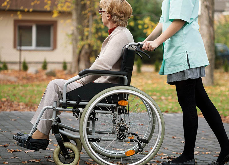 Какие существуют разновидности и как правильно выбрать инвалидное кресло для пожилого человека